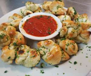 garlic knots with marinara